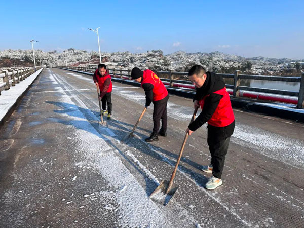 【闻“雪”而动】医院驻村工作队大雪里保畅通送温情 【闻“雪”而动】医院驻村工作队大雪里保畅通送温情