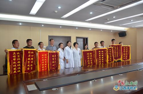 精准扶贫暖人心 村民感激送锦旗 精准扶贫暖人心 村民感激送锦旗