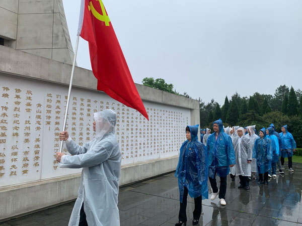 缅怀英烈守初心  文明祭扫树新风