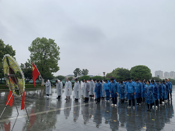 缅怀英烈守初心  文明祭扫树新风