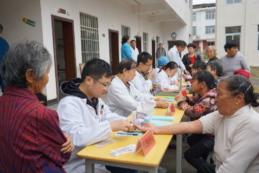 金秋义诊惠民生  健康扶贫暖人心