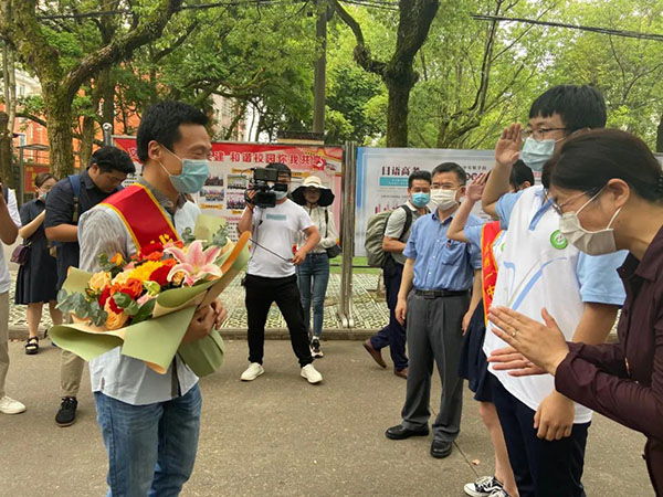 抗“疫”英雄进校园 感人事迹励师生 抗“疫”英雄进校园 感人事迹励师生
