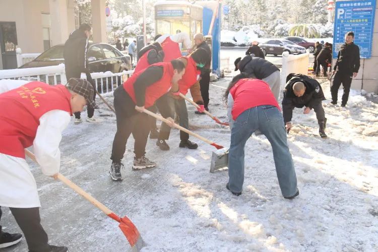 以雪为令齐行动 “医”路畅通护安全 以雪为令齐行动 “医”路畅通护安全