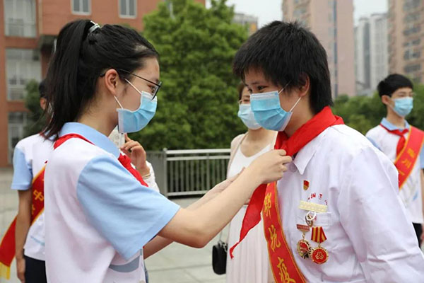抗“疫”英雄进校园 感人事迹励师生 抗“疫”英雄进校园 感人事迹励师生