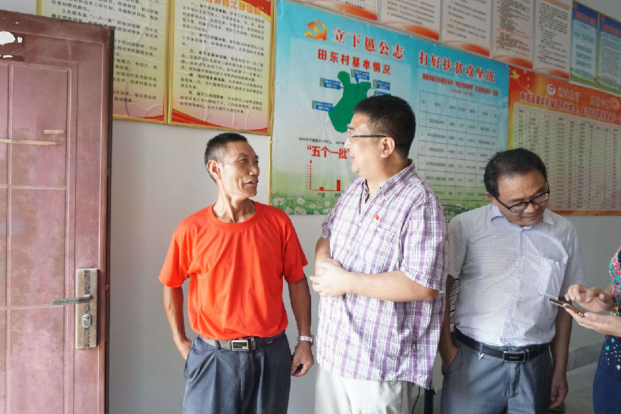 情系贫困户 炎日送清凉 情系贫困户 炎日送清凉