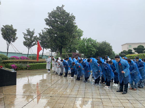 缅怀英烈守初心  文明祭扫树新风