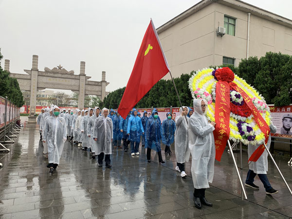 缅怀英烈守初心  文明祭扫树新风