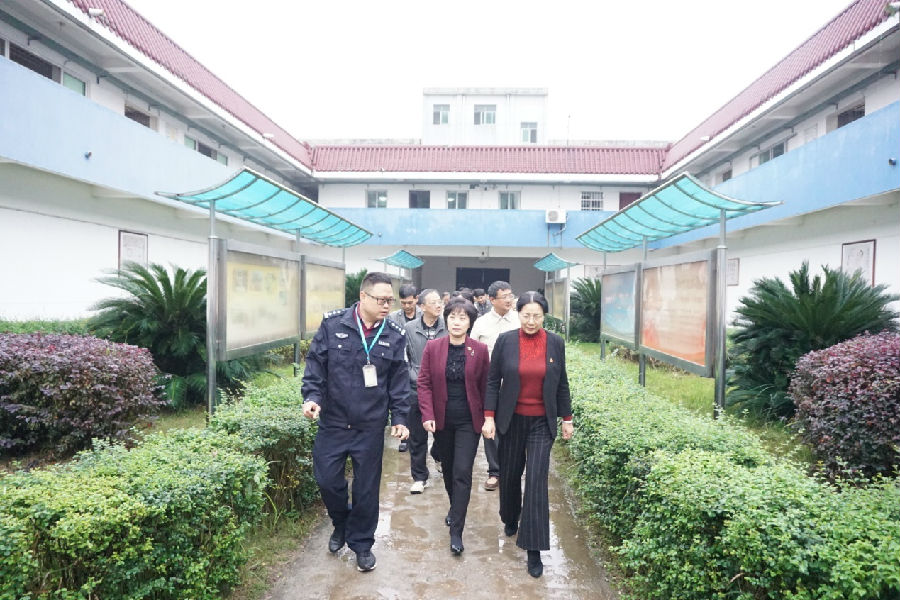 严以律己知敬畏  见贤思齐做表率