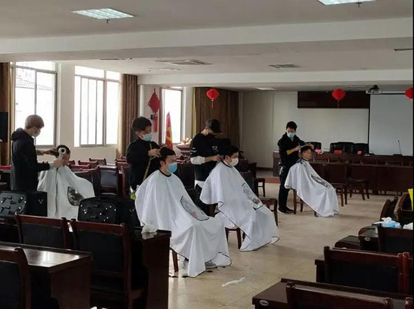 爱心义剪为抗疫一线医务人员解决“头等”大事 爱心义剪为抗疫一线医务人员解决“头等”大事