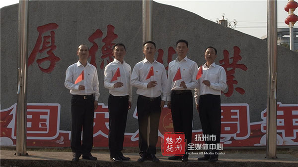 升国旗 唱国歌 近200名白衣天使祝福祖国 升国旗 唱国歌 近200名白衣天使祝福祖国