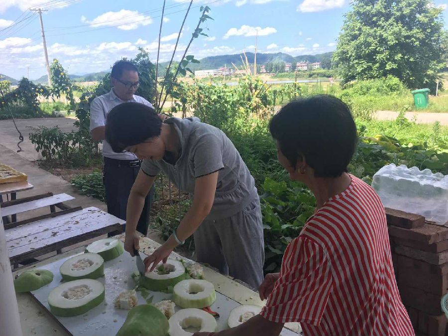 酷暑三伏天 “连心”把情牵 酷暑三伏天 “连心”把情牵