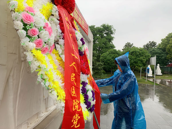 缅怀英烈守初心  文明祭扫树新风