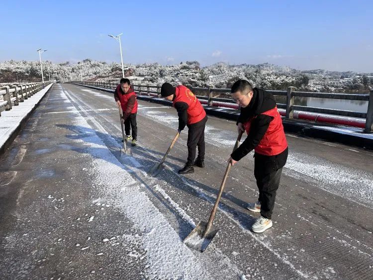 以雪为令齐行动 “医”路畅通护安全 以雪为令齐行动 “医”路畅通护安全