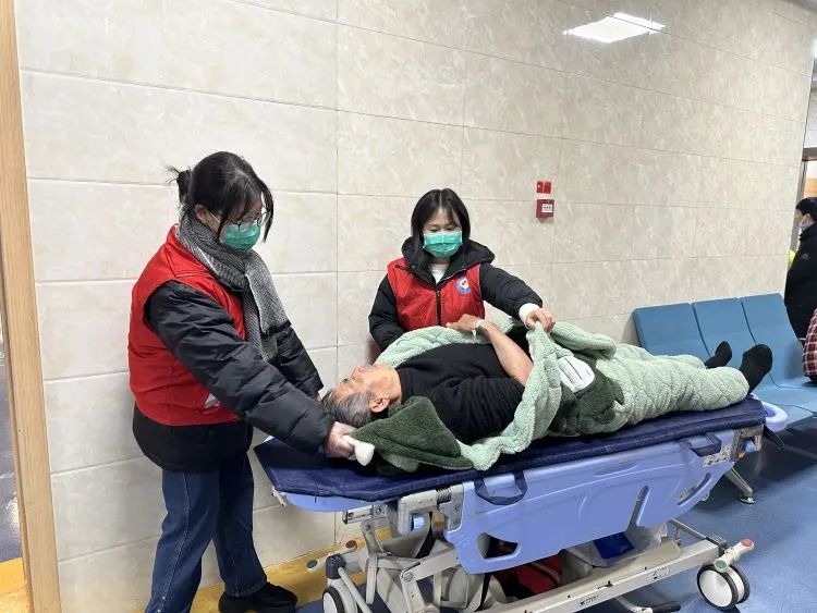 以雪为令齐行动 “医”路畅通护安全 以雪为令齐行动 “医”路畅通护安全