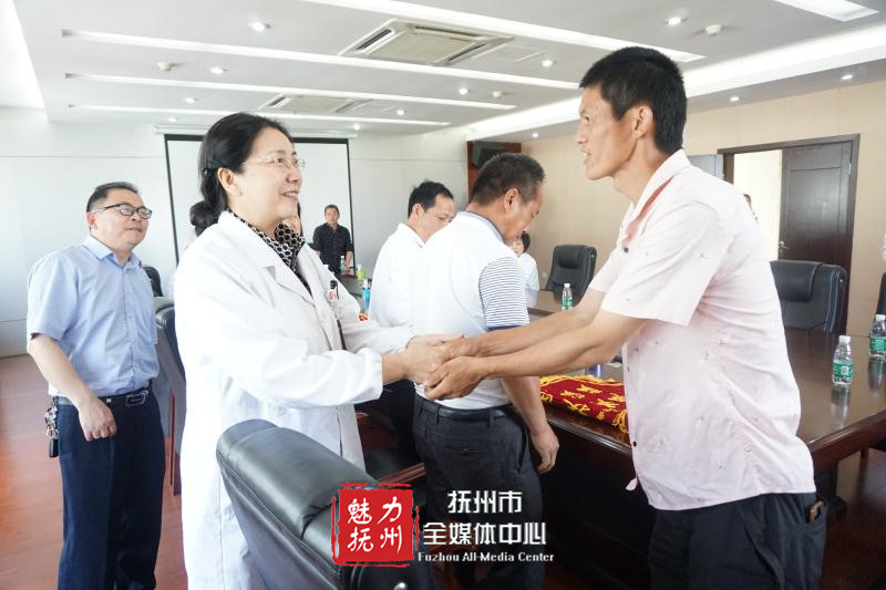 抚州市第一人民医院:倾力助脱贫 扶贫村真情送锦旗 抚州市第一人民医院:倾力助脱贫 扶贫村真情送锦旗